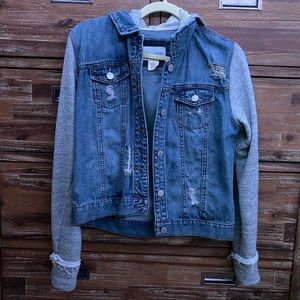 🌞Tilly’s jean jacket/sweatshirt with rips